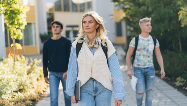 Studenter som promenerar