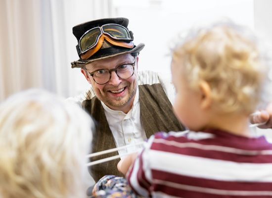 Person i kostym trollar för barn